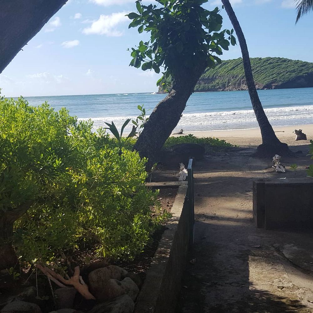 Nur wenige Schritte ins Wasser- Strand vor dem Hotel La Sagessa auf Grenada