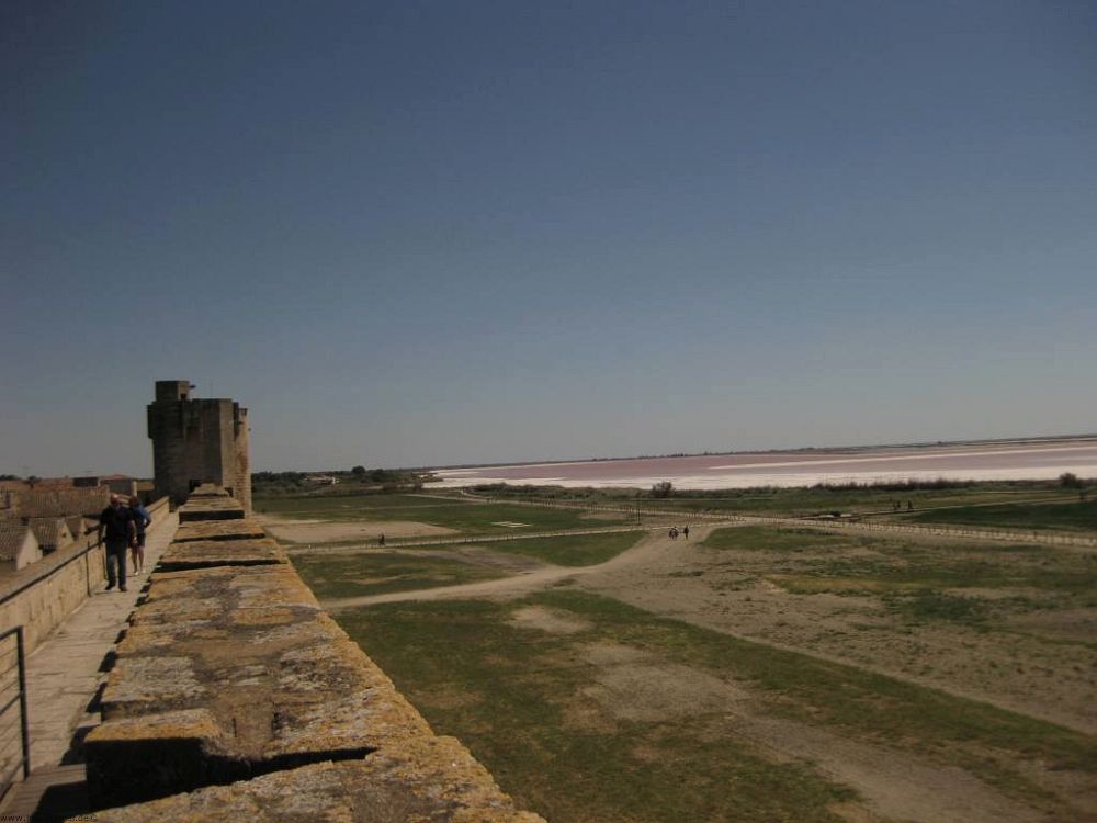 Der Ausblick von der Stadtmauer in Aigues-Mortes