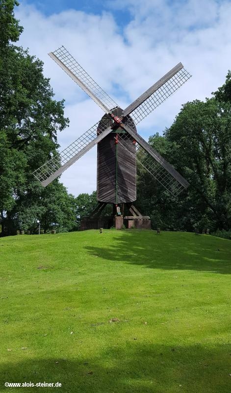 Speckenbüttel bei Bremerhaven. Bockwindmühle im Gesundheitspark 